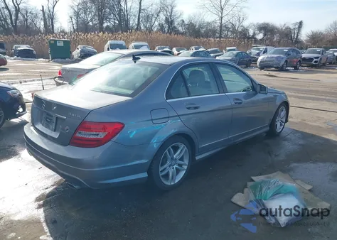 2012 Mercedes-Benz C 300 Sport 4Matic z USA, uszkodzony, nr VIN WDDGF8BB5CR227636
